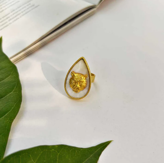 Tigris Charm Tiger Ring With Mother Of Pearl