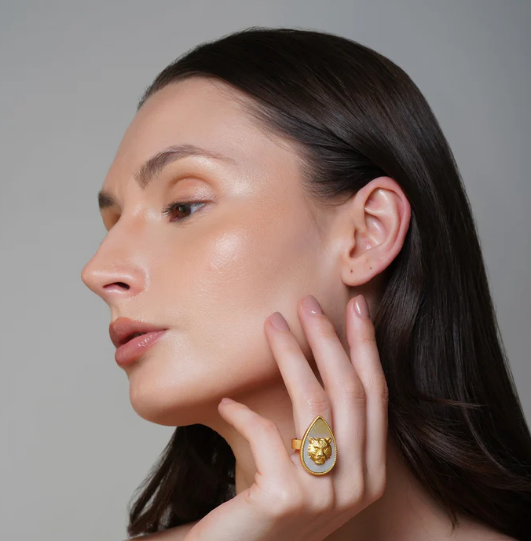 Tigris Charm Tiger Ring With Mother Of Pearl