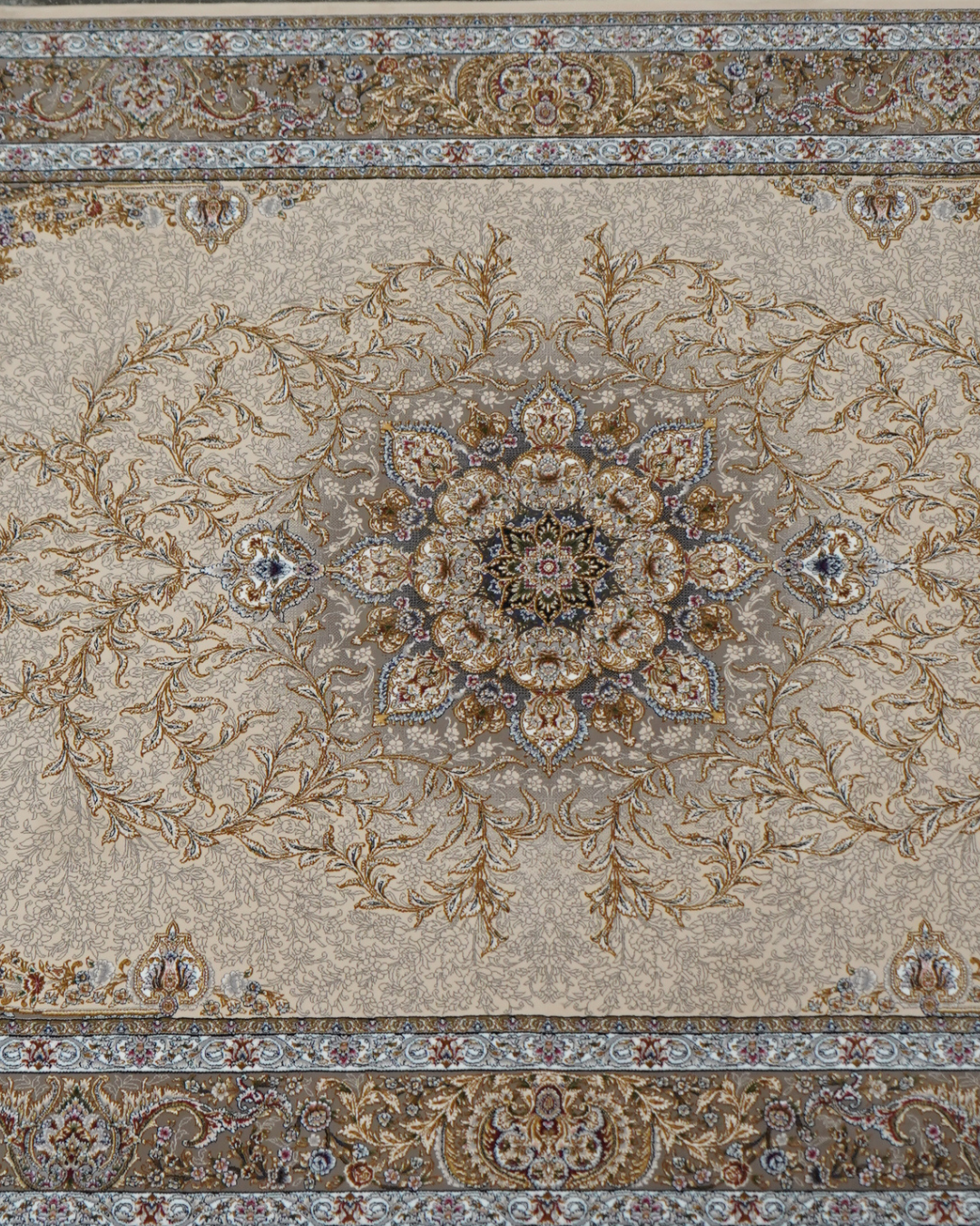 Zarrin Silk & Wool Blend Carpet – Ornate Gold Oval Medallion