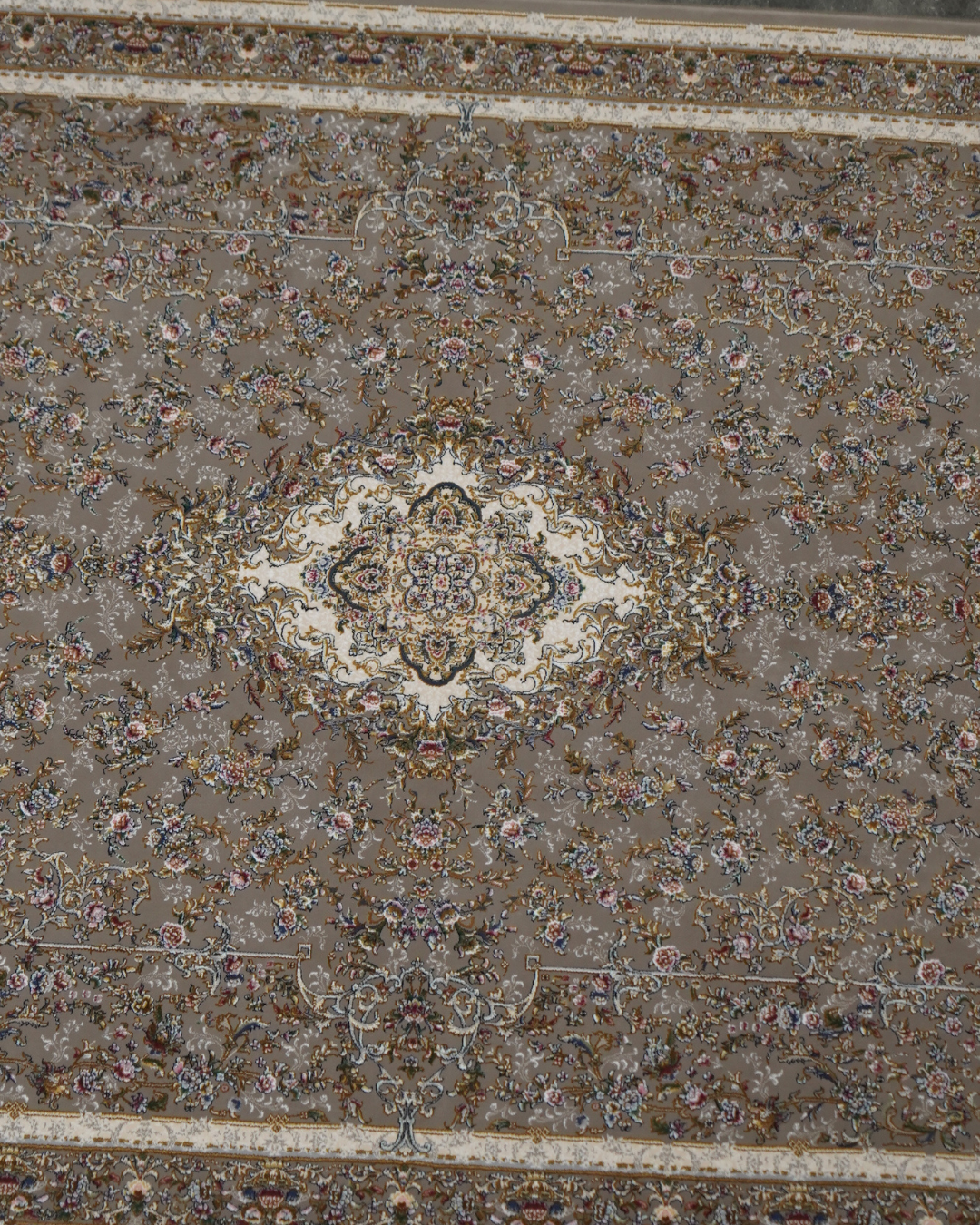 Sepehr Silk & Wool Blend Carpet – Tonal Silver Diamond Medallion
