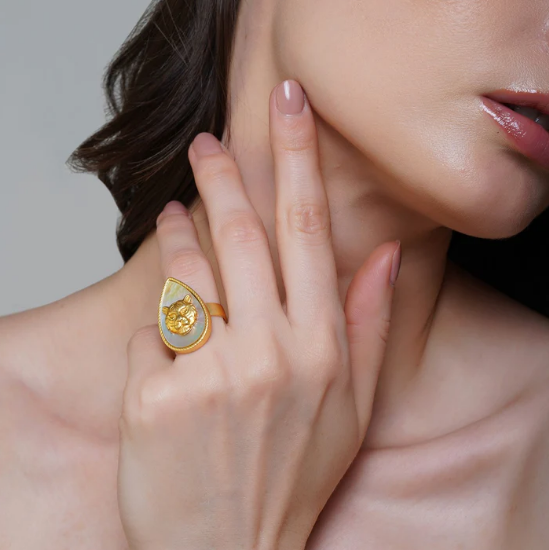 Tigris Charm Tiger Ring With Mother Of Pearl