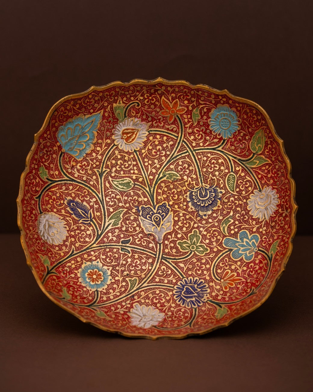 Decorative plate with floral patterns 